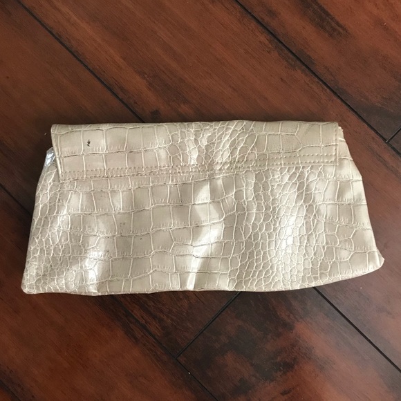 Adorable snakeskin pattern wristlet - Picture 4 of 4